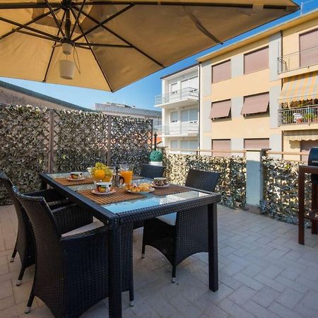 Altido Apt For 8 With Huge Terrace In Old Town Of ヴィアレッジョ エクステリア 写真