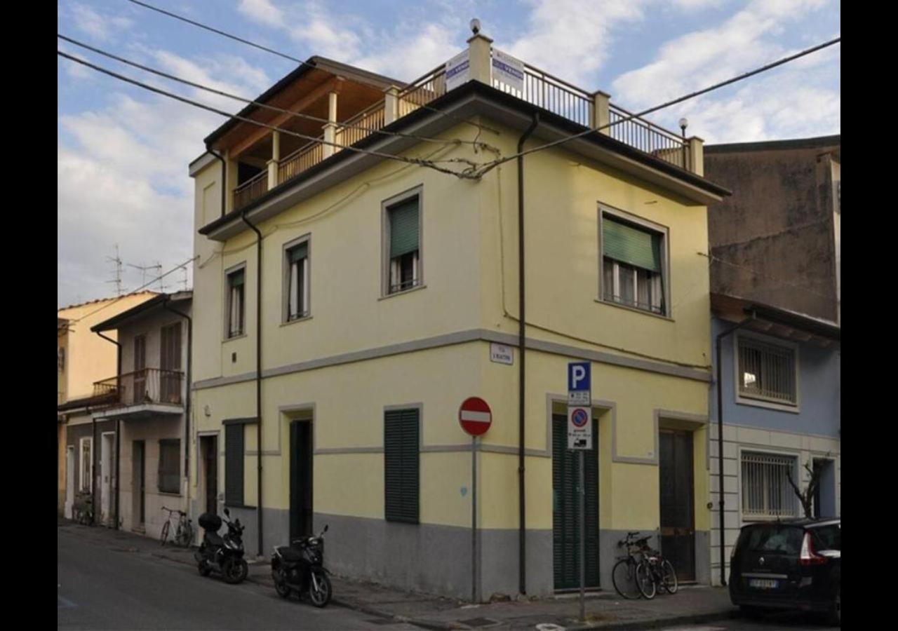 Altido Apt For 8 With Huge Terrace In Old Town Of ヴィアレッジョ エクステリア 写真