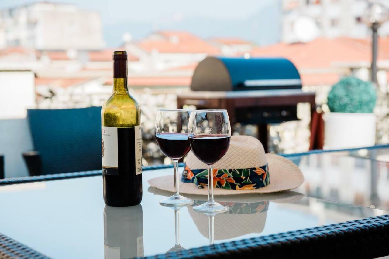 Altido Apt For 8 With Huge Terrace In Old Town Of ヴィアレッジョ エクステリア 写真