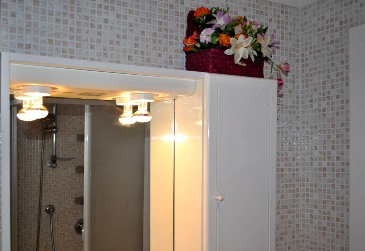 Altido Apt For 8 With Huge Terrace In Old Town Of ヴィアレッジョ エクステリア 写真