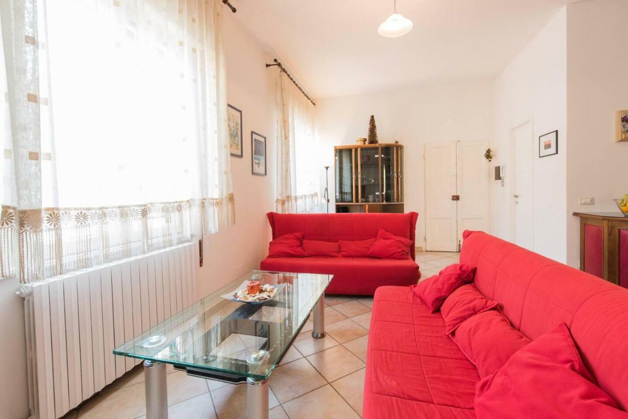 Altido Apt For 8 With Huge Terrace In Old Town Of ヴィアレッジョ エクステリア 写真