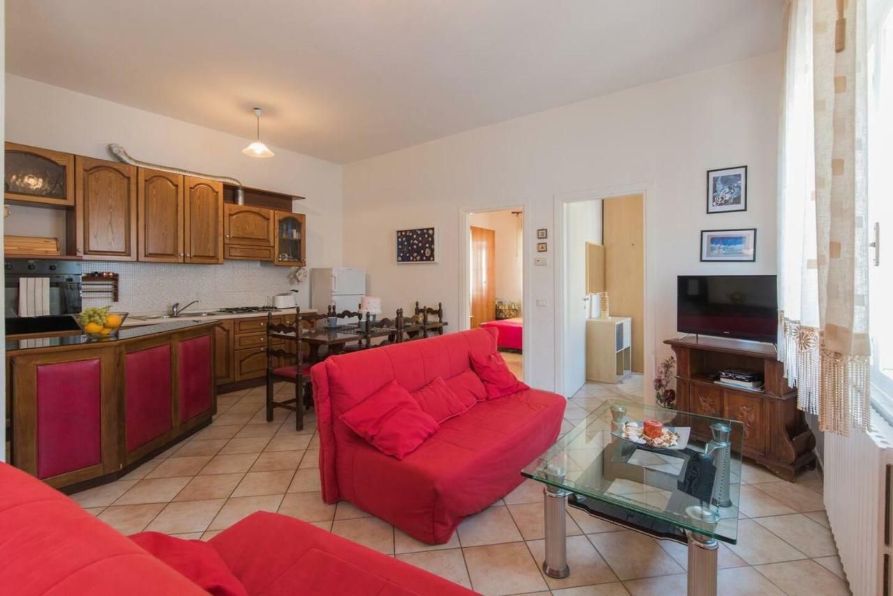 Altido Apt For 8 With Huge Terrace In Old Town Of ヴィアレッジョ エクステリア 写真